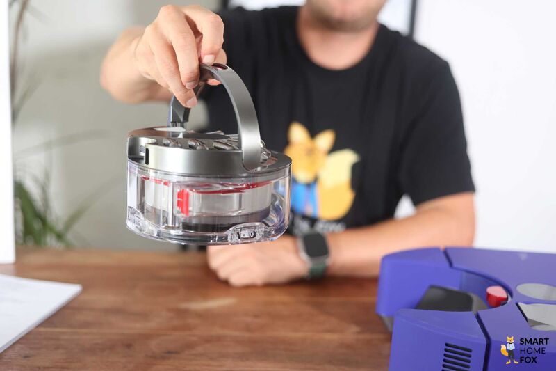 Dyson 360 Vis Nav: Schmutzbehälter über dem Eimer